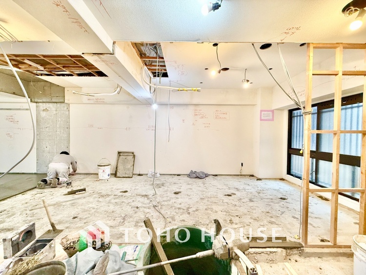 内装 ◆色彩◆この空間に放たれた光は華美なまでに演出されたデザイン。流れる時をより芳醇なコーヒーの様な色彩奏でるアダージョ。そして情景豊かな作品のような暮らしがイメージできる。