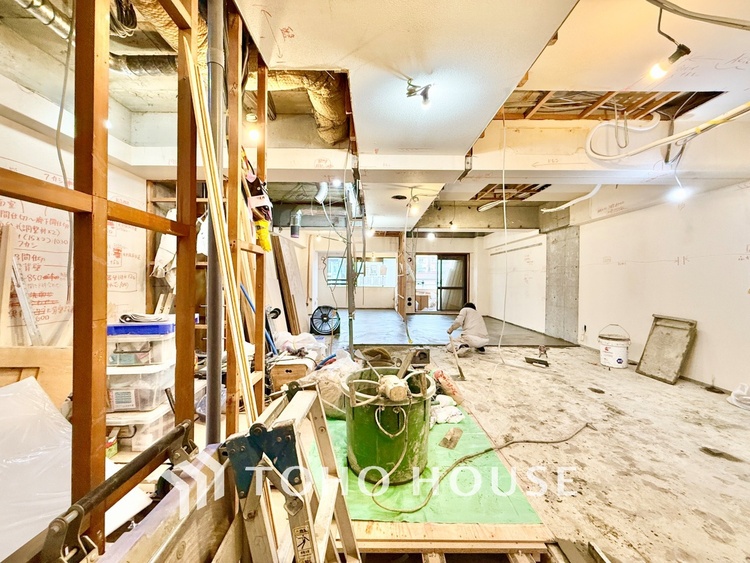 内装 ◆今宵の食卓◆ダウンライトに反射するグラスを眺めながらワインを注ぐ。トクトクと心地いい音をさせながら、フランスの古城を思わせる薫りがたちこめ、とても幸せな時を過ごせる。