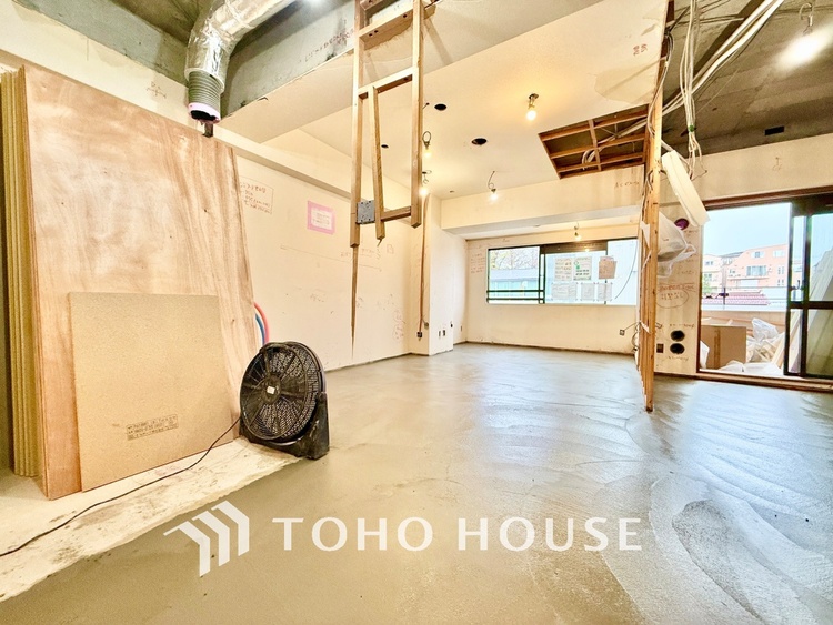 内装 ◆窓を開けると◆冷涼な風、そよぐリビング。だんらんの場所はここから始まり、ここで終わる。家族の笑顔が集う素敵な場所だから、こだわり抜いた思いが詰まっているのだと思う。