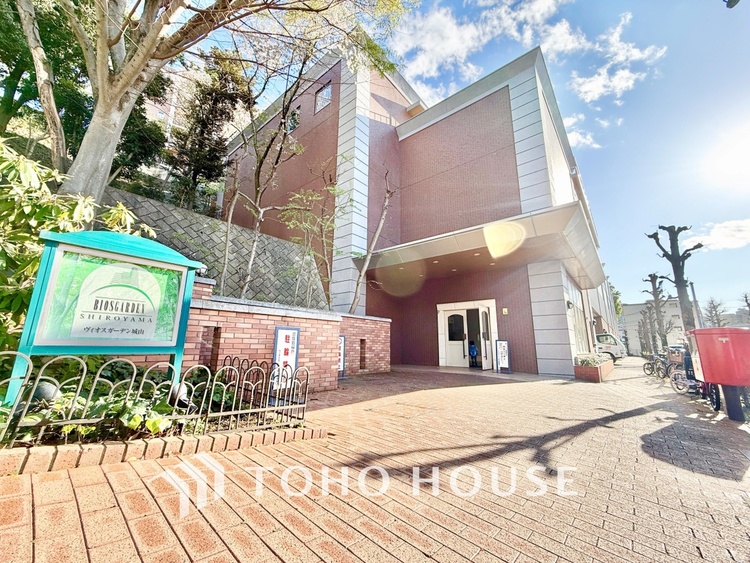 外観 ◆共有空間◆些細な事でほっぺを膨らまして怒る君。それでも僕達はこれからも一緒だよ。喧嘩をしても離れたくないから一つはさんだ同じ場所にいる。分かるよ。そこに君が