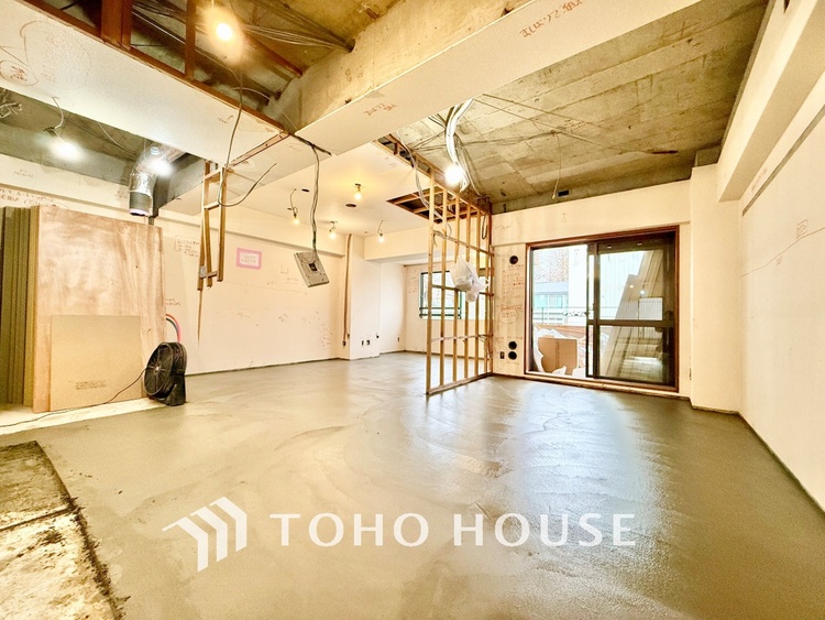 内装 ◆リビング◆そこには目を輝かせ笑顔で見つめてくれる君がいて、「おかえり」の言葉がこだまする。何気ない日々の挨拶は僕にとっては幸せで、同時に君の瞳にも恋している。