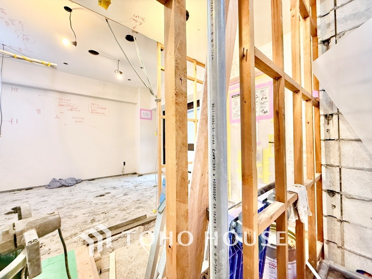 内装 ◆闇夜の輝き◆オレンジ色の光は大人になった今の僕にはわかる。1日の終わりを伝えに来たわけではなく、また明日が来る方へ導いてくれた事を。