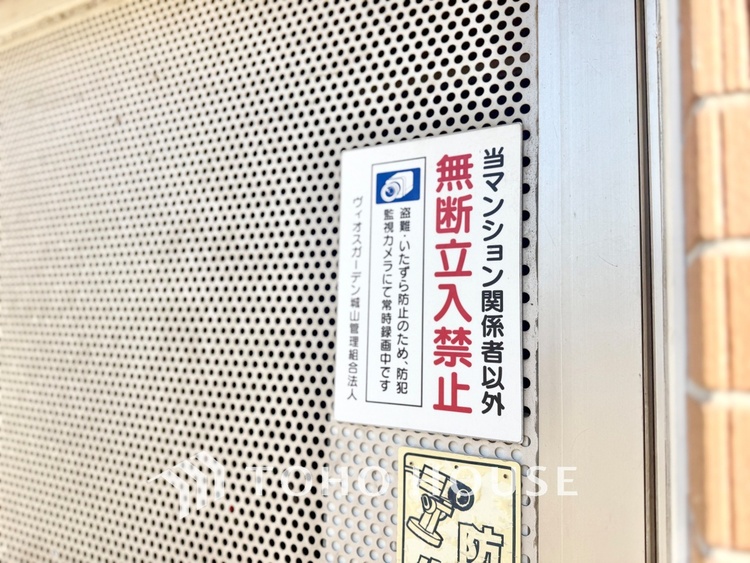 キッチン ◆今宵の食卓◆ダウンライトに反射するグラスを眺めながらワインを注ぐ。トクトクと心地いい音をさせながら、フランスの古城を思わせる薫りがたちこめ、とても幸せな時を過ごせる。