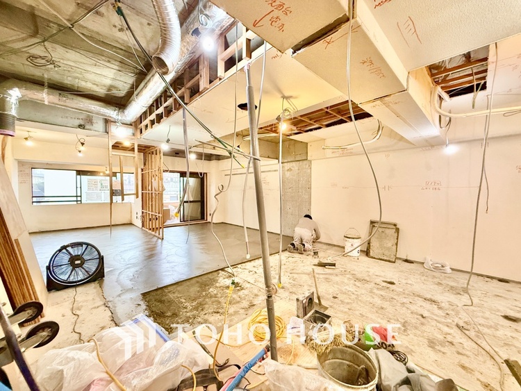 キッチン ◆キッチン◆美しく使いやすいキッチンは油汚れが簡単に拭き取れる素材で加工されており、浄水器シャワーから流す水の音を軽減する静かなシンクを採用。見えないところにさり気ない配慮が嬉しいですね