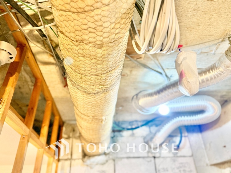 キッチン ◆キッチン◆美味しい料理を作りたくなるような気持にさせてくれる、腕を振るえる自慢のスペース。見上げると柔らかなダウンライトが包み込み、彩りを添えます。艶と光沢のある居心地の良いわが家のキッチン。