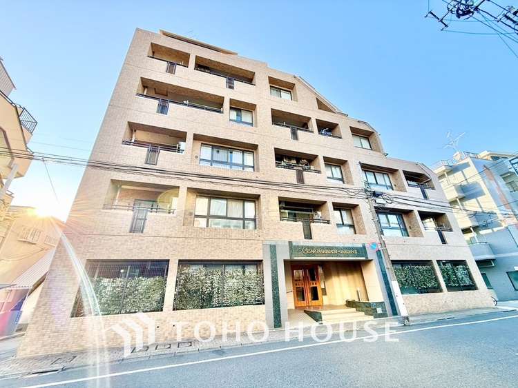 内装 ◆木漏れ日◆の様な採光が優しく足元を照らし、心地いい暮らしの道しるべを写し出す。この空間で過ごす家族との語らいの時間がとても素敵で幸せを感じるかもしれない。