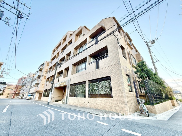 内装 ◆リビング◆たくさんの窓から注ぐ太陽の光。時間の経過とともに光と影のコントラストがこの空間のムードを変え、部屋に変化と温もりをもたらしてくれる。