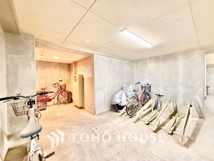 内装 ◆隠された美しさ◆流麗な音楽が流れているような繊細でいながら整然かつ堅牢なこの空間。この空間は確かに美しい。しかし、そこには美しさ以上のものが隠されている。