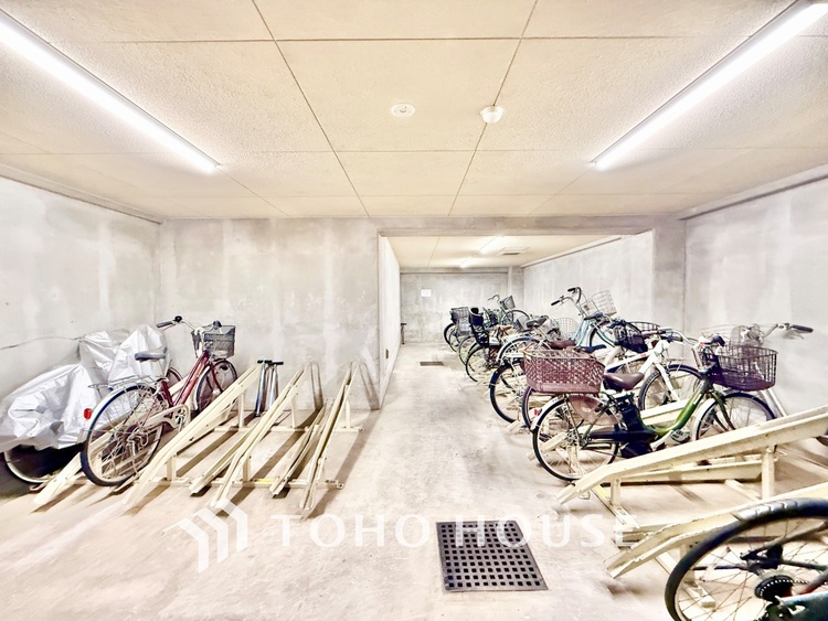 内装 ◆色彩◆この空間に放たれた光は華美なまでに演出されたデザイン。流れる時をより芳醇なコーヒーの様な色彩奏でるアダージョ。そして情景豊かな作品のような暮らしがイメージできる。