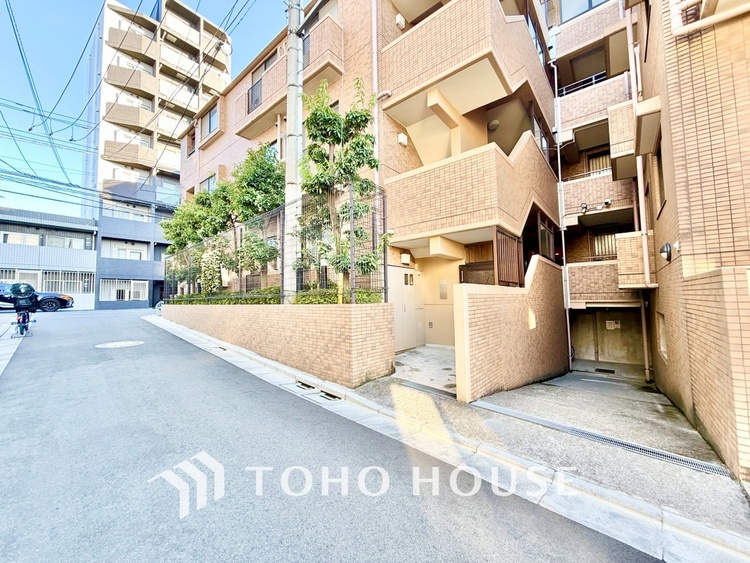 内装 ◆今宵の食卓◆ダウンライトに反射するグラスを眺めながらワインを注ぐ。トクトクと心地いい音をさせながら、フランスの古城を思わせる薫りがたちこめ、とても幸せな時を過ごせる。