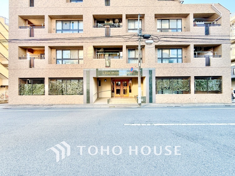 キッチン ◆キッチン◆美しく使いやすいキッチンは油汚れが簡単に拭き取れる素材で加工されており、浄水器シャワーから流す水の音を軽減する静かなシンクを採用。見えないところにさり気ない配慮が嬉しいですね