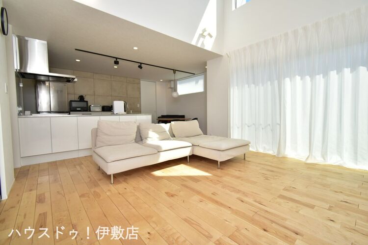 居間 【リビング】リビング22帖には吹き抜けがついており開放感あり。ゆっくりとした時間を過ごせます