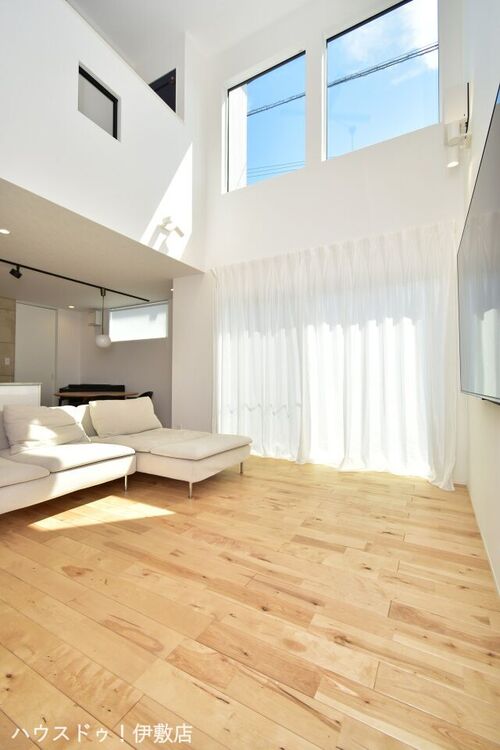 居間 【リビング】思わず吹き抜けの高窓を見たくなるリビング。高窓から見えるお空が毎日違う表情を見せてくれます