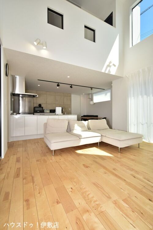 居間 【リビング】吹き抜けで２階とつながるリビング。どこにいても家族の気配を感じられます