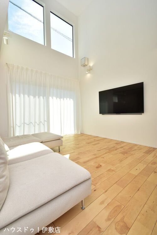 居間 【リビング】大画面テレビも余裕。インテリアプランが考えやすいワイドなリビング。