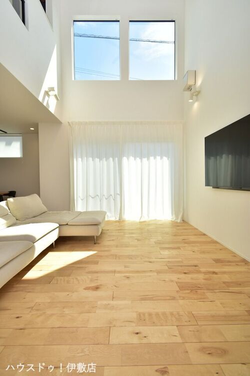 居間 【リビング】「空を切り取る高窓から、柔らかな光が差し込むリビング。」隣地からの視線を遮りつつ、心地よい光と開放感を取り入れる設計。