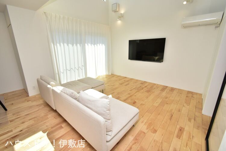 キッチン 【リビング】白を基調とした室内で清潔感と開放感があります