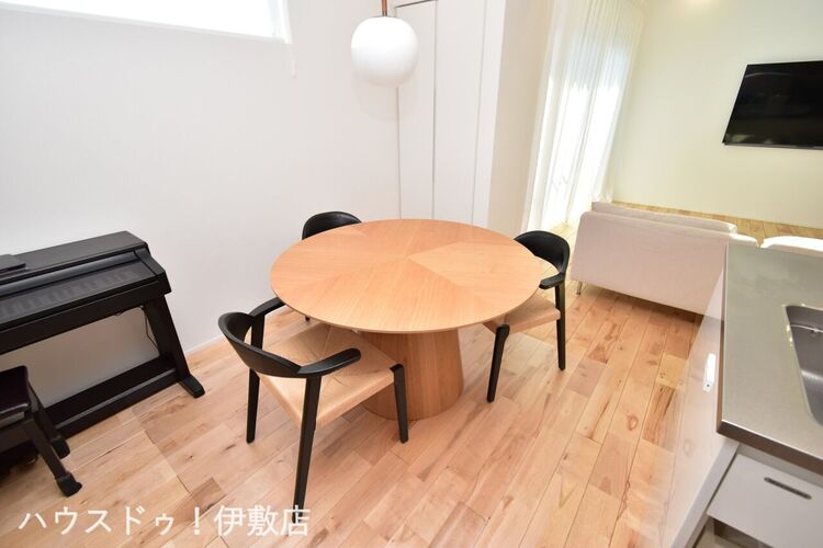 居間 【リビング】キッチン横にダイニングテーブルを置けるスペースがあるので、料理が出来たら、運ぶのも楽々です