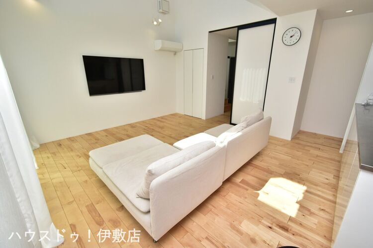 居間 【リビング】ハイドアとダウンライトですっきりとした印象のリビング。洗練されたモダンな空間