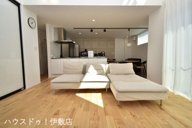 居間 【リビング】売主様居住中の為、内覧の際には事前のご予約が必要となります。詳しくはお問い合わせください。