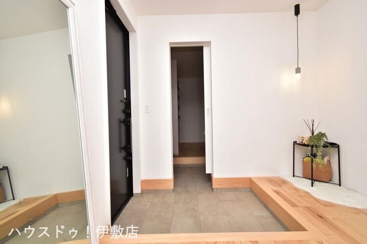 玄関 【玄関】落ち着きのある広々とした玄関。扉付きのシューズクローク付