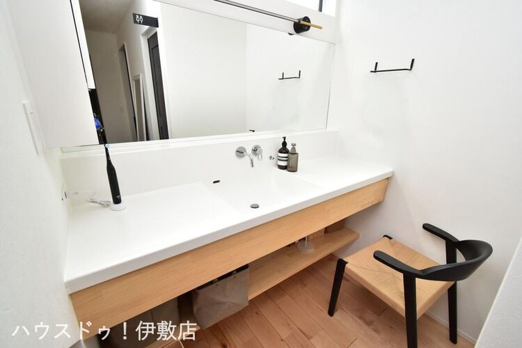 その他 【洗面台】大き目の洗面台。横に並んで歯磨きなど可能です