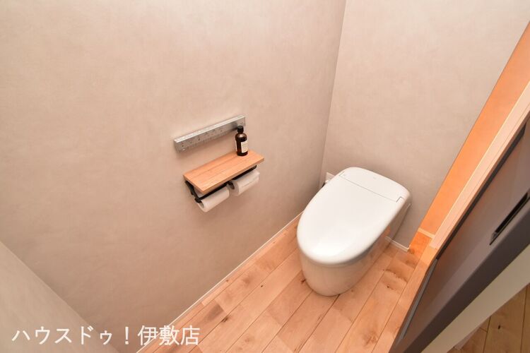 その他 【トイレ】オシャレなトイレ。タンクレストイレでとても広々感じられます。