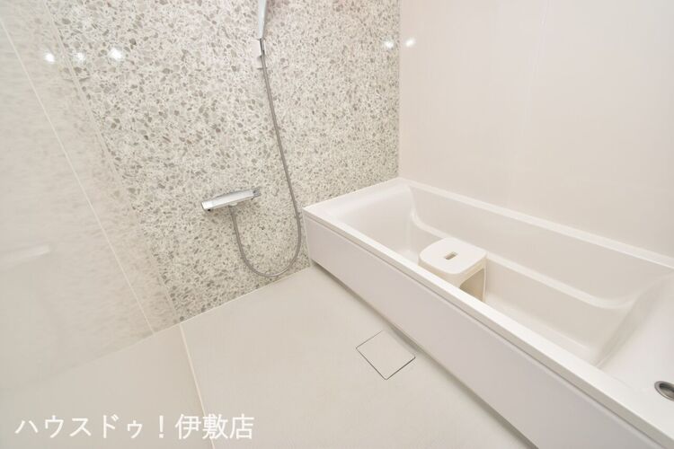 風呂 【浴室】大型の浴槽に浸かって日頃の疲れを癒して頂く事が出来ますね