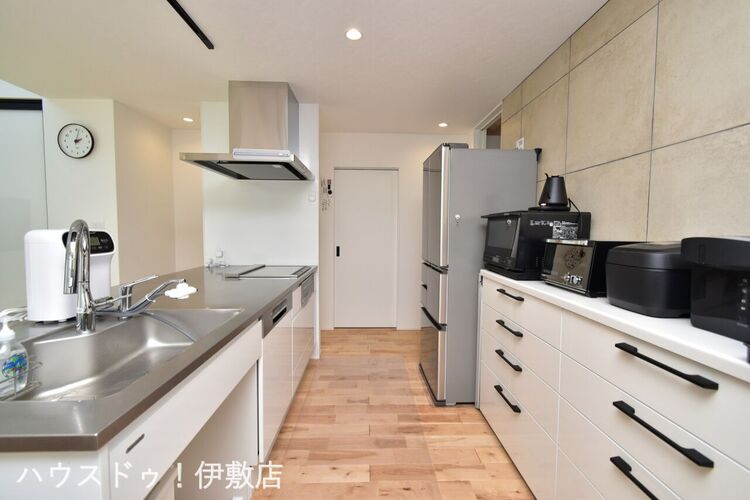 キッチン 【キッチン】キッチン隣には便利な納戸付。保存食品や調理器具、掃除道具など収納可能です