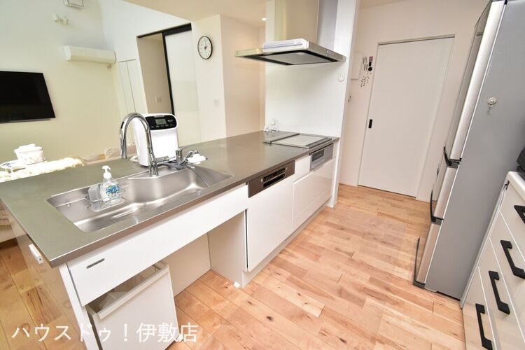 キッチン 【キッチン】ステンレス製のワークトップで傷に強く、耐久性があります。食洗器は人気のBOSCH。