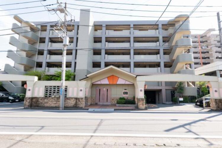 外観 落ち着いた色合いで、周囲の街並みに馴染む外観です。