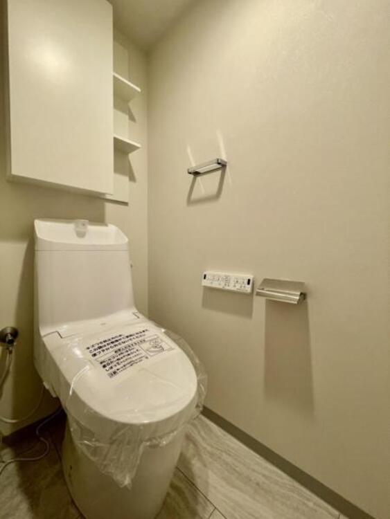 トイレ 収納付きで、トイレットペーパーや掃除道具もすっきり収納できます。