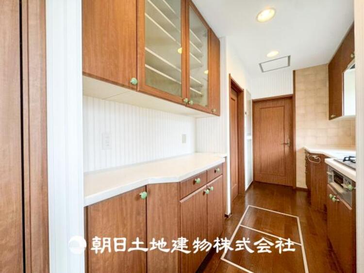 キッチン 【キッチン】住宅の主役でもあり、日常生活を過ごす上で重要な水回りでもあるからこそ機能性・デザイン性に拘りました。お掃除のしやすいシステムキッチンを設置しました。