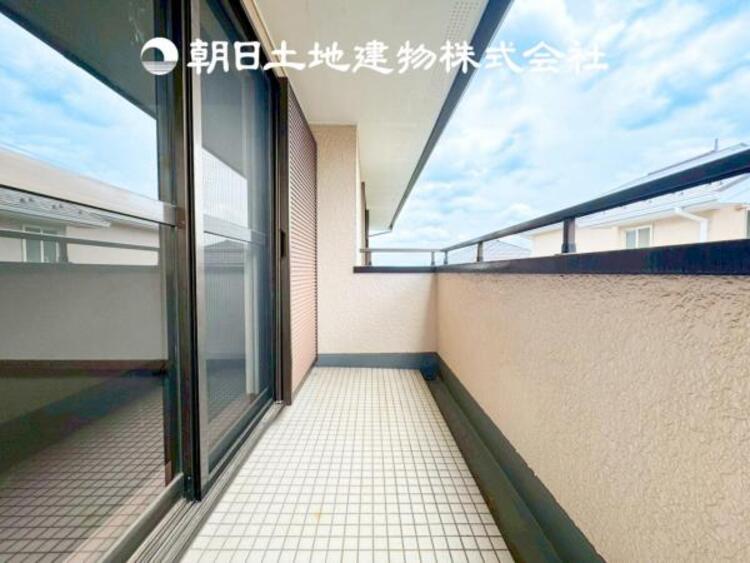 バルコニー 【バルコニー】温かい太陽を感じる事ができるのは、目の前に遮るものが無いから。彼方に広がる風景が絵画のように広がります。