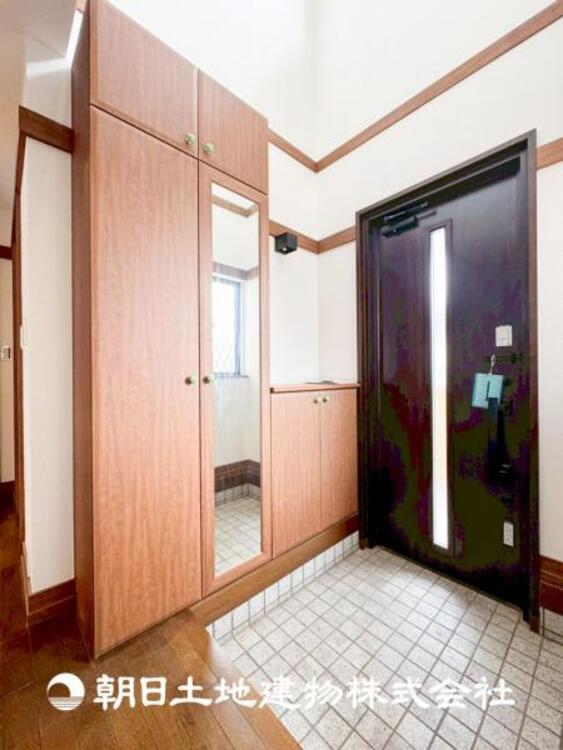 その他 【玄関】家族の帰り、遊びに来る友人、知人を優しく迎え、温もりに満ちた生活空間を予感させる。帰りたい家がここにあります。