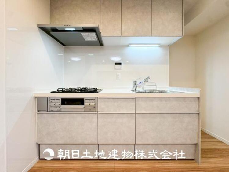 キッチン 【キッチン】シンプルで使いやすいデザインにこだわったキッチン。プライベートスペースを彩るインテリアとしての美しさと、快適な日常を支える機能性と強さがひとつになった自慢のキッチンです。