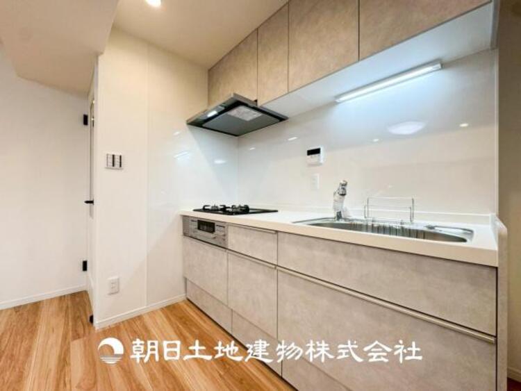 キッチン 【キッチン】住宅の主役でもあり、日常生活を過ごす上で重要な水回りでもあるからこそ機能性・デザイン性に拘りました。お掃除のしやすいシステムキッチンを設置しました。