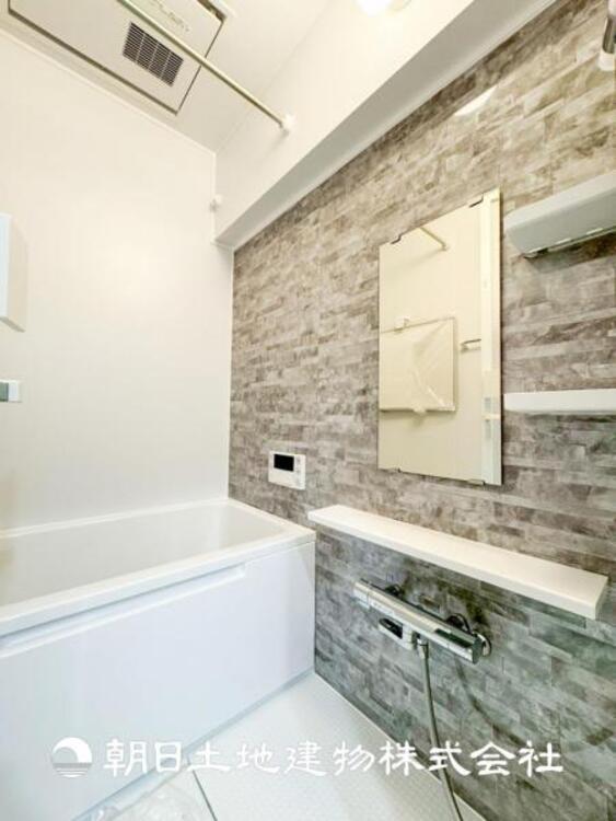 風呂 【浴室】高級感の感じられるカラーリングで、清潔な空間美を実現。１日の疲れが癒される贅沢な時間を堪能できるゆとりある空間です。