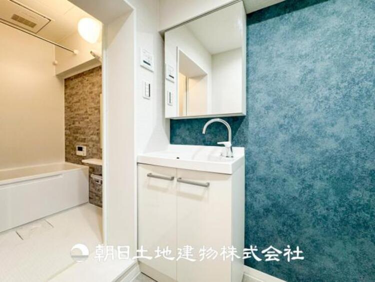 洗面 【洗面化粧台】広々とした洗面化粧台は、日々の身だしなみチェックや歯磨きなど、朝の慌ただしい時間でも心に余裕とゆとりを作ってくれます。今日も１日頑張ろう。そう思える空間になっています。