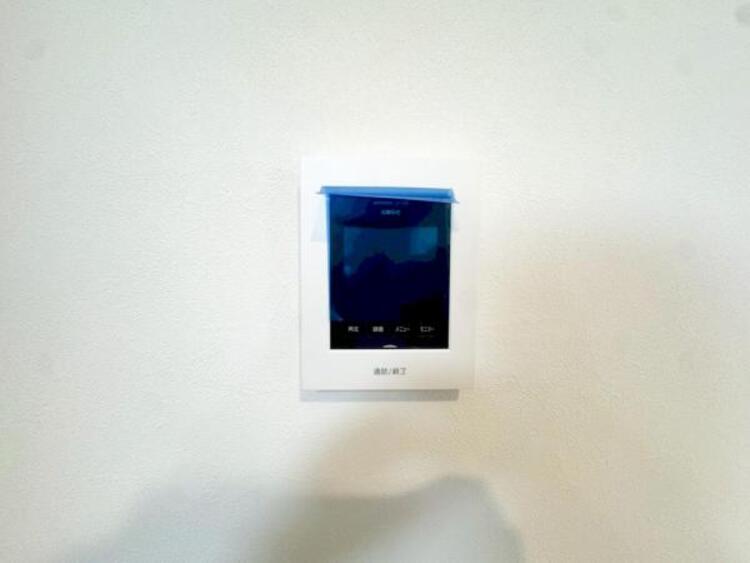 設備 【モニター付きインターホン】お客様のお顔が確認出来るので、セキュリティ対策にも最適のモニター付きインターホン。