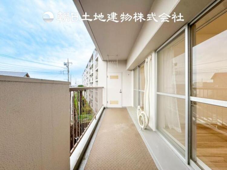 バルコニー 【バルコニー】温かい太陽を感じる事ができるのは、目の前に遮るものが無いから。彼方に広がる風景が絵画のように広がります。