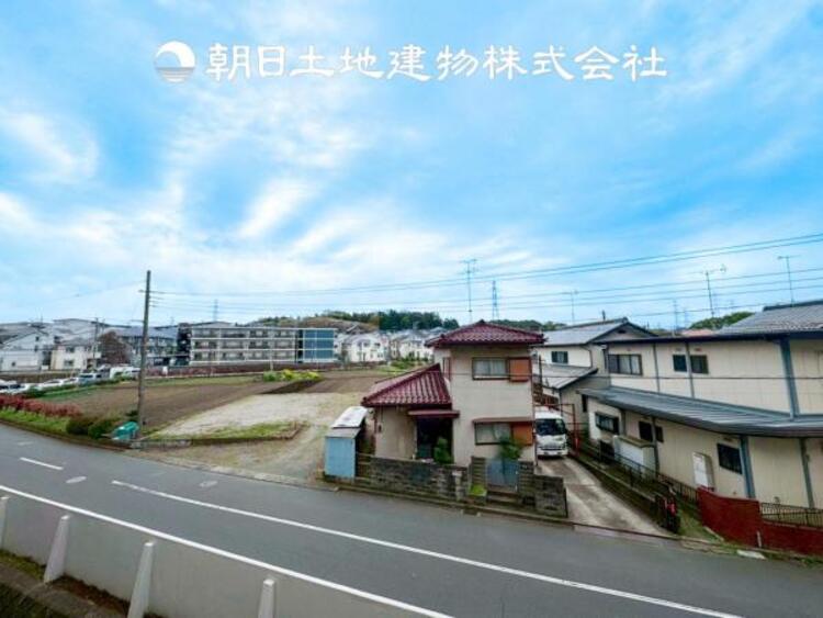 その他 【眺望】目の前に手を伸ばせば、触ることが出来そうな環境が、そのままインテリアになったような印象です。その豊かな眺望にふさわしい空間には、通風・採光にも優れ、心地よい光と風があふれています。