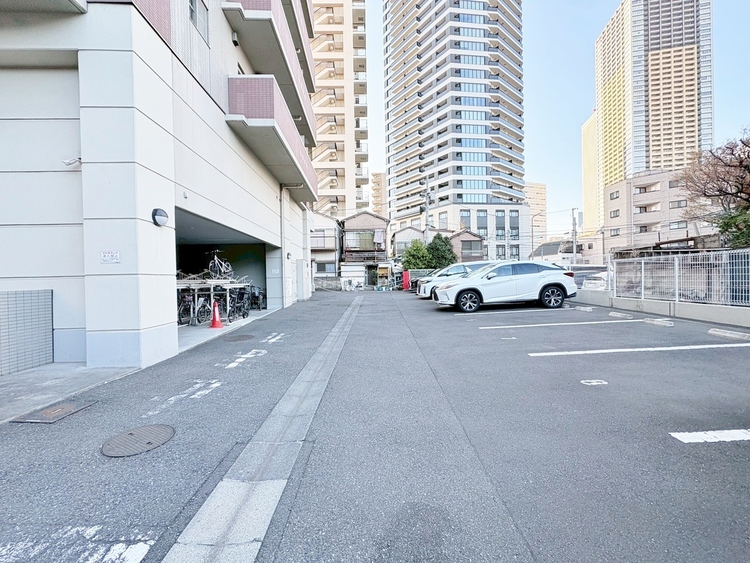 駐車場 本物件の駐車スペースです。車種制限のある場合もございますので、お気軽にお問い合わせくださいませ。