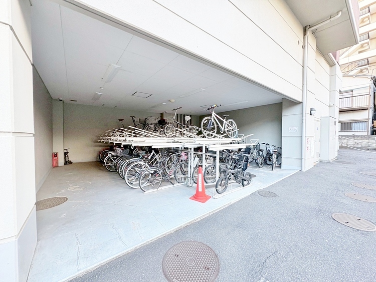 設備 きちんと整備された駐輪場。住む方の心遣いが感じられます。