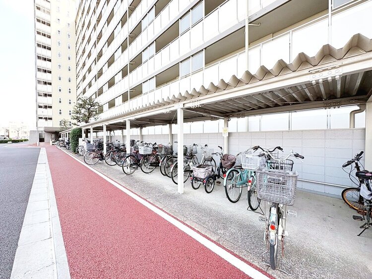 設備 整理整頓された駐輪場で、管理体制の良好さがうかがえます。