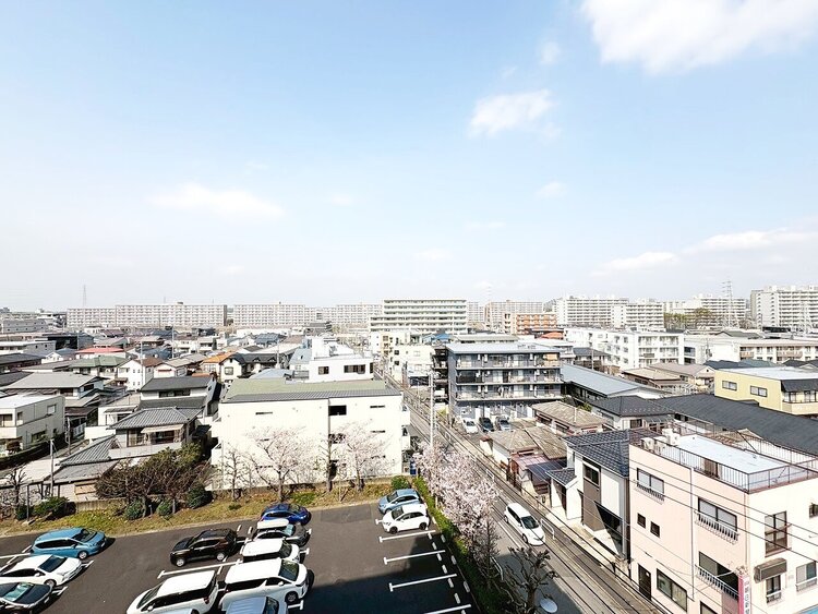 バルコニー 窓を開けると広がる青空。心をリフレッシュして日々を過ごしていきましょう。