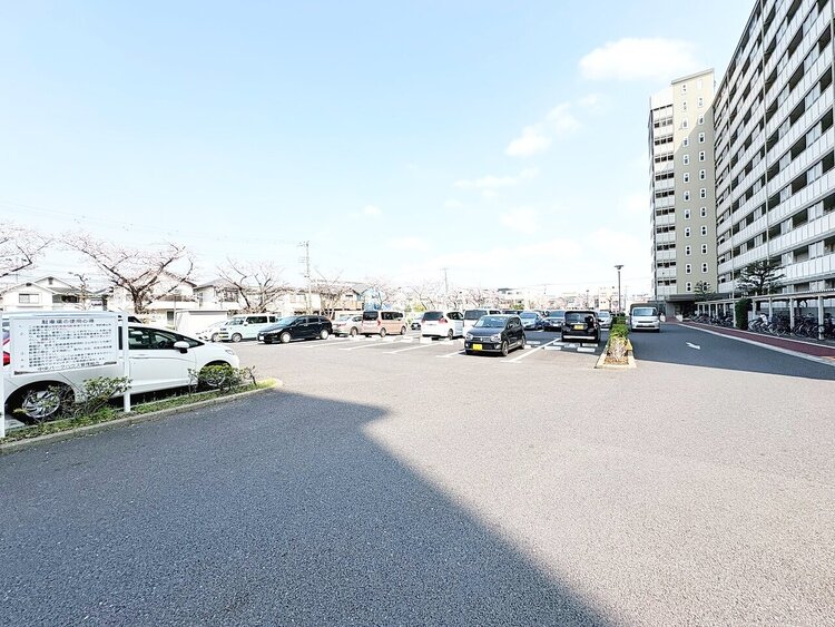 駐車場 本物件の駐車スペースです。車種制限のある場合もございますので、お気軽にお問い合わせくださいませ。