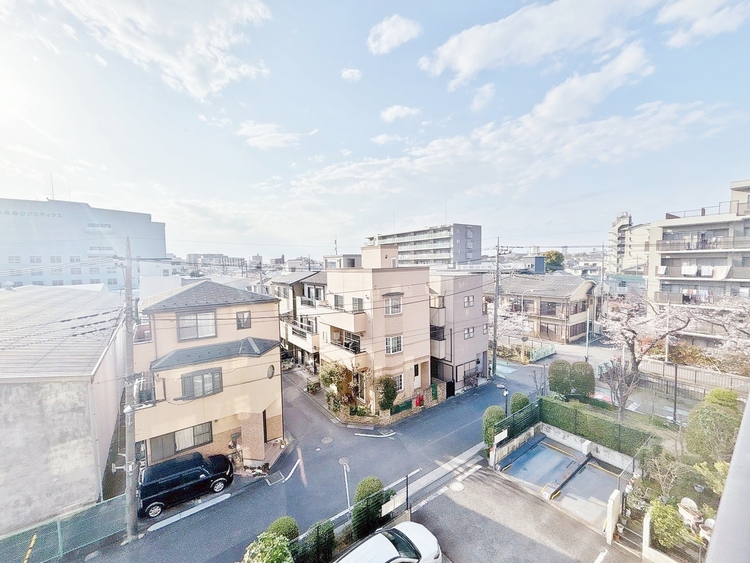 バルコニー 窓を開けると広がる青空。心をリフレッシュして日々を過ごしていきましょう。