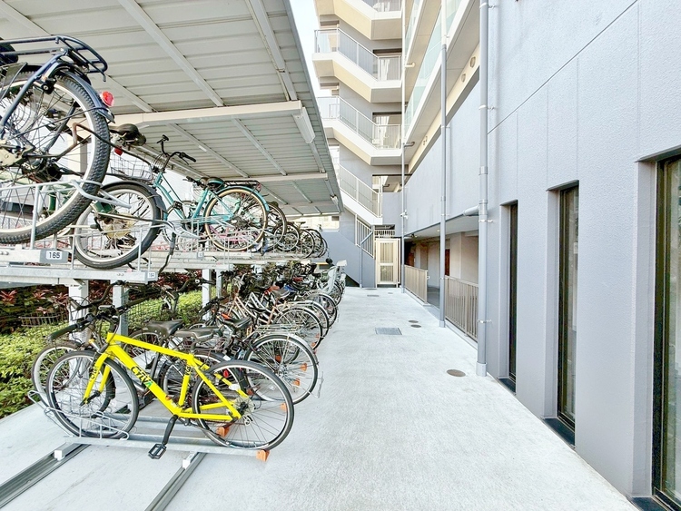 設備 きちんと整備された駐輪場。住む方の心遣いが感じられます。