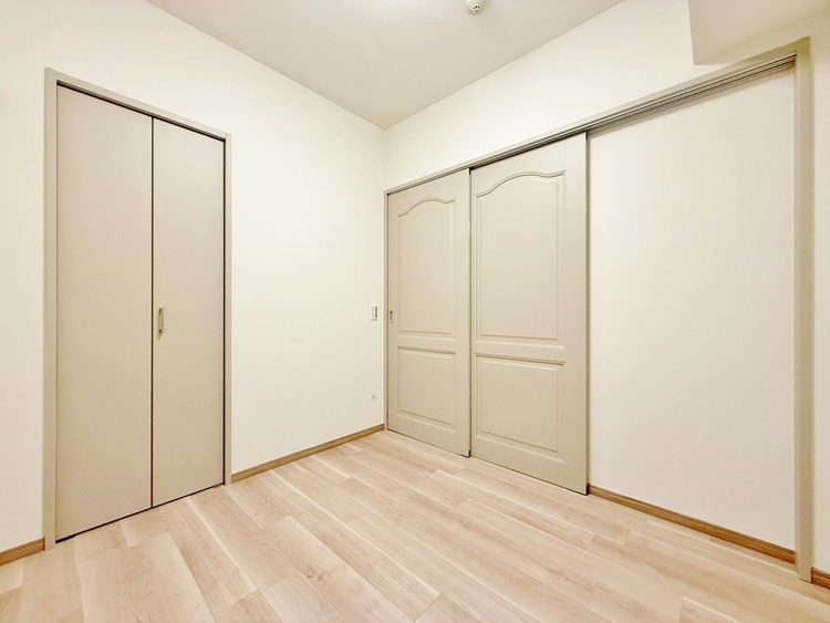 寝室 ベッドも十分に設置するスペースがあります。